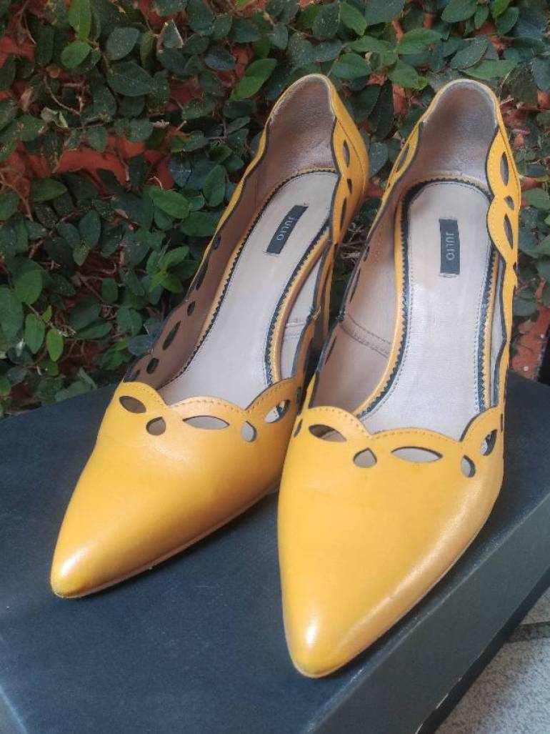 Stilettos amarillos de Julio de segunda mano - GoTrendier