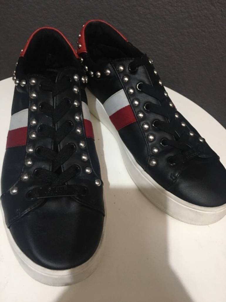 Tenis negros con estoperoles plateados de Steve Madden de segunda mano