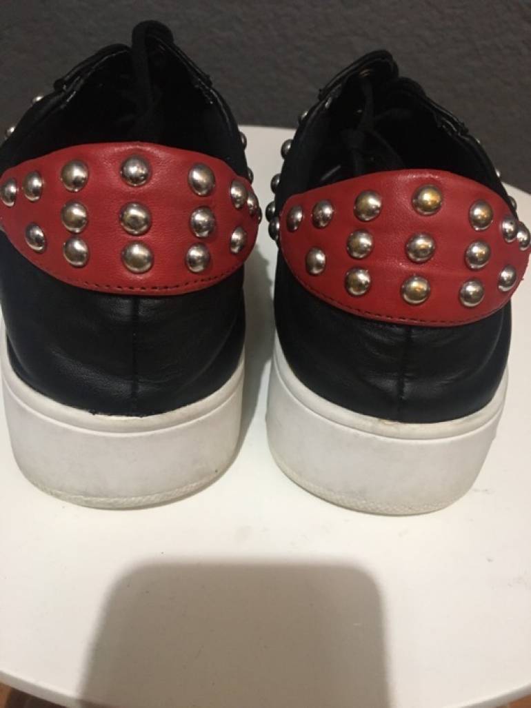 Tenis negros con estoperoles plateados de Steve Madden de segunda mano