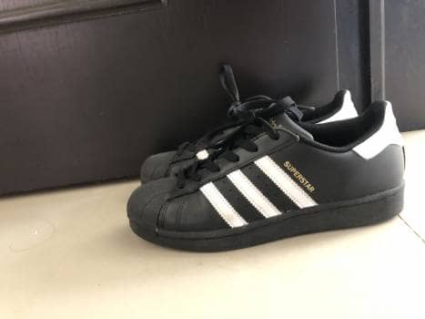 tenis superstar negros