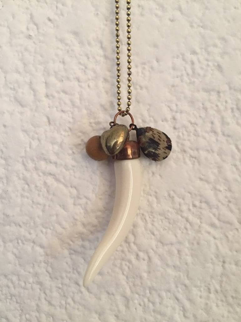 2x1 Collar de colmillo y dijes de Todo Moda de segunda mano - GoTrendier