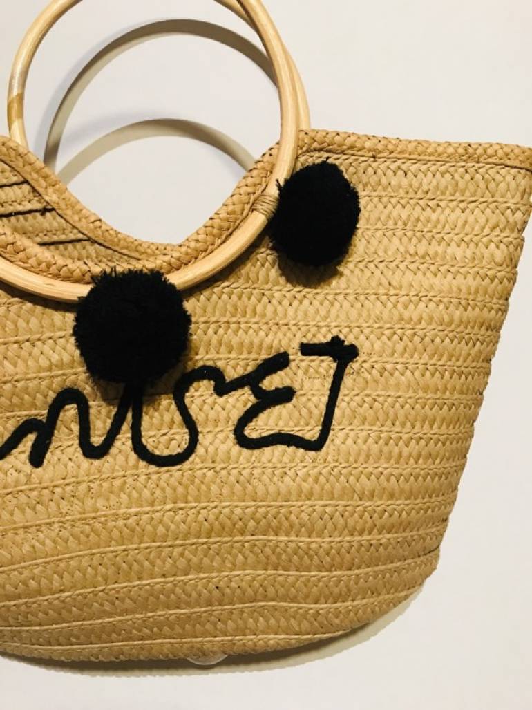 Bolsa de rafia pompones NUEVA de Otras marcas de segunda mano - GoTrendier