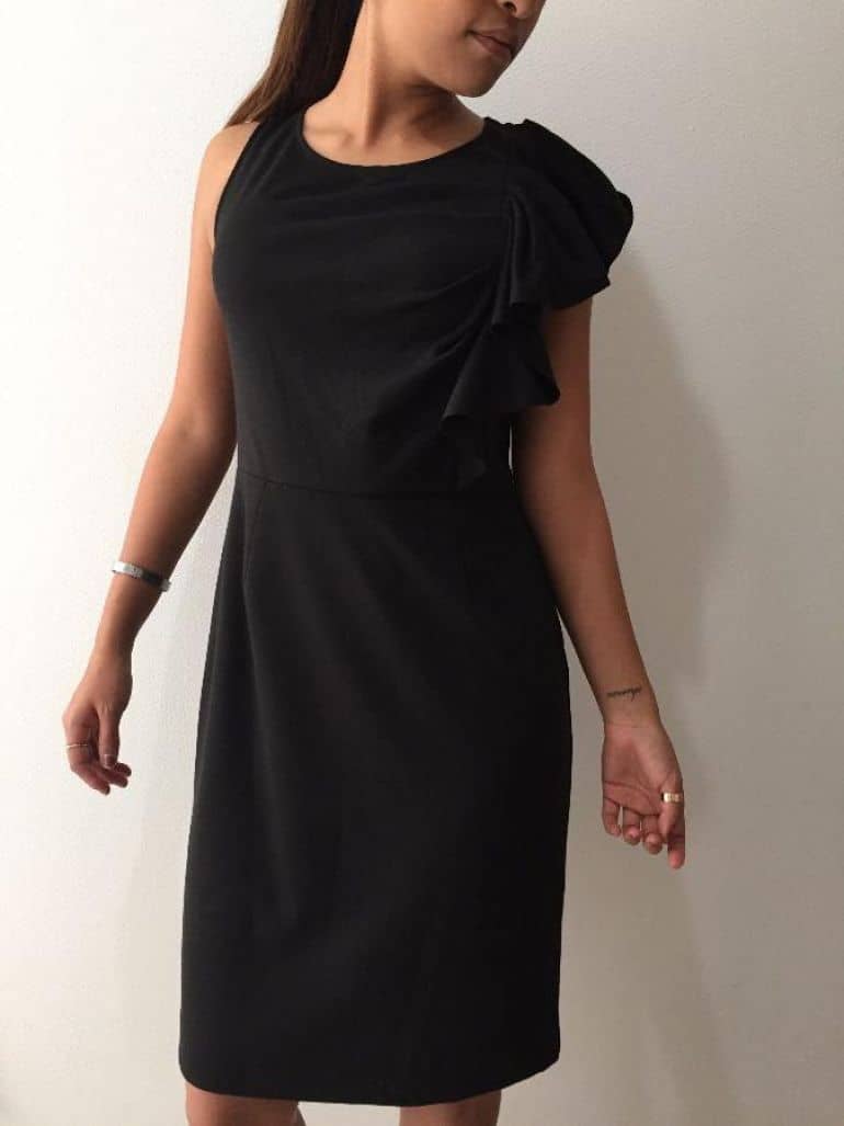 Vestido Negro con Olán - Buen Estado de Banana Republic de segunda mano