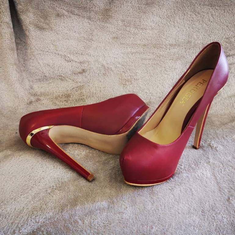 Zapatillas color vino # 4 1/2 de Perugia de segunda mano - GoTrendier