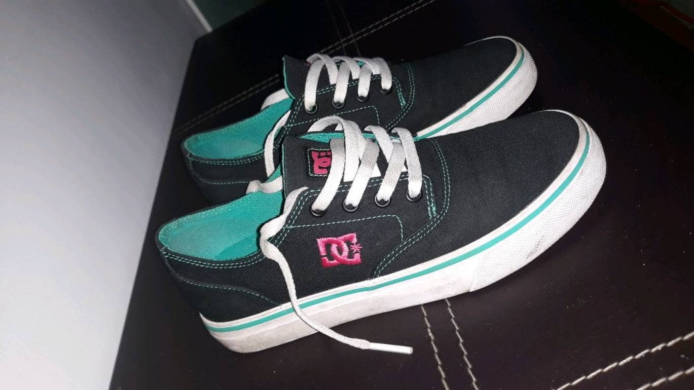 Tenis DC negros c/verde de segunda mano - GoTrendier
