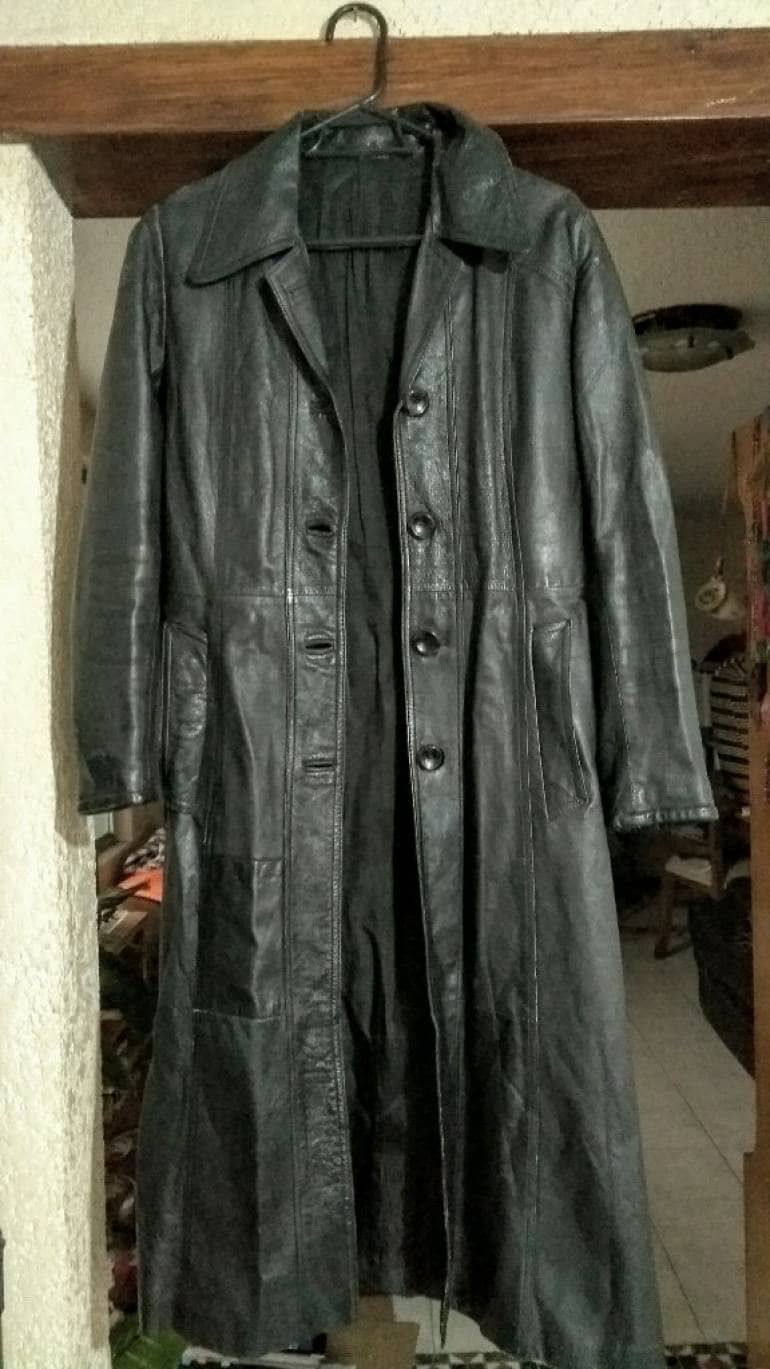 Gabardina cuero negra de Otras marcas de segunda mano GoTrendier