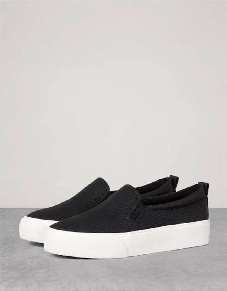 Tenis negros de plataforma de Bershka de segunda mano - GoTrendier