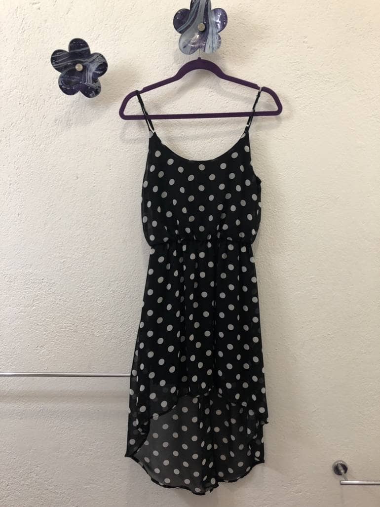 puntos blancos vestido negro con pepas blancas