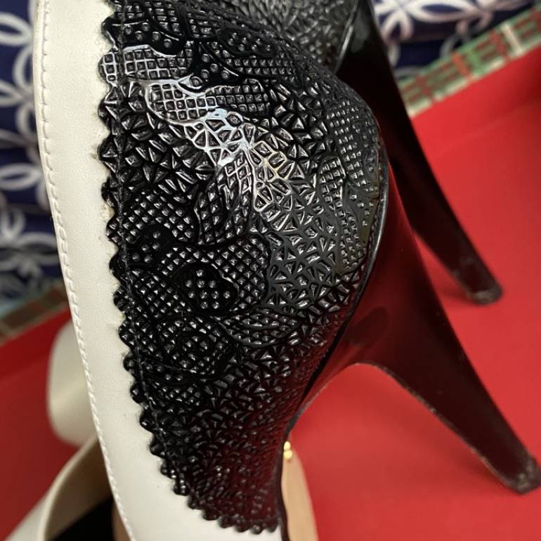 Zapatos blanco y negro de Andrea de segunda mano - GoTrendier