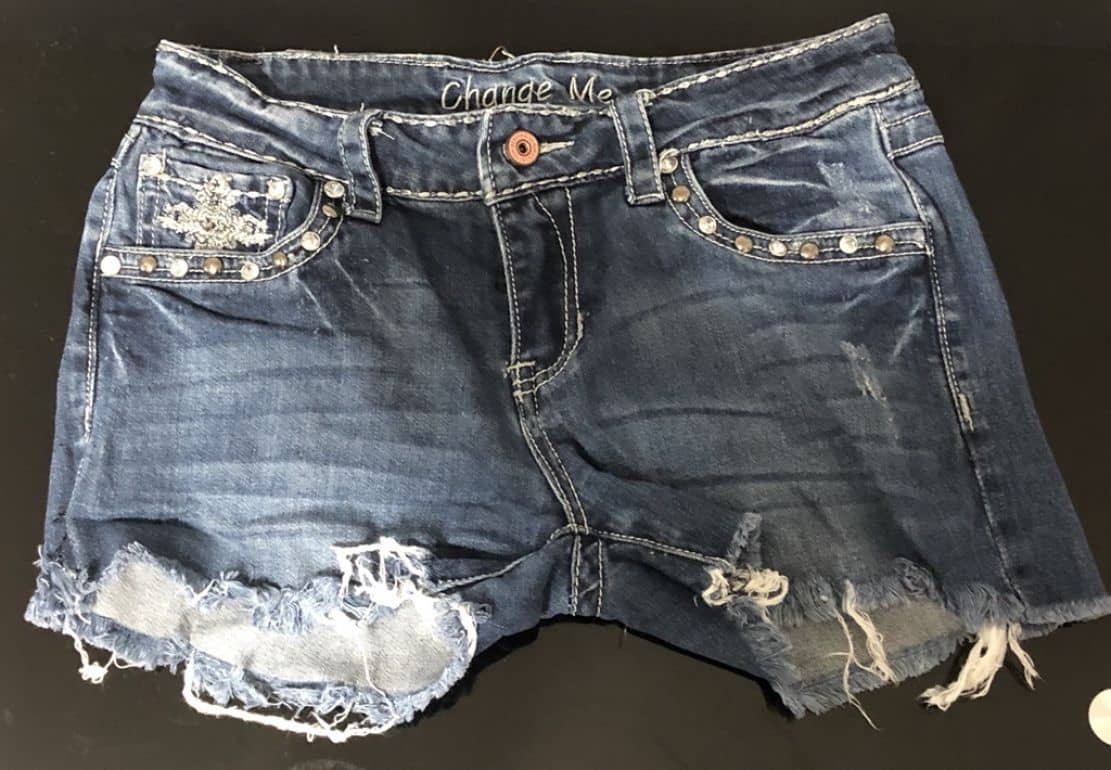 Short de mezclilla con pedrería de Otras marcas de segunda mano - GoTrendier