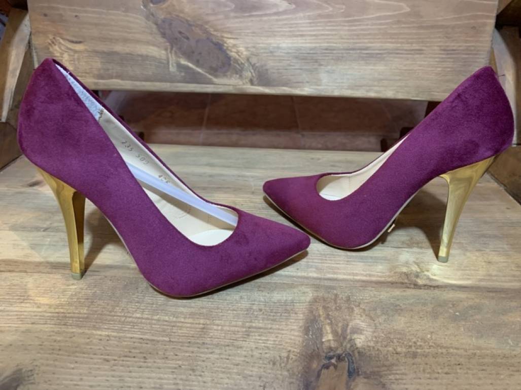 Zapatillas tacon dorado de Paris Hilton de segunda mano - GoTrendier